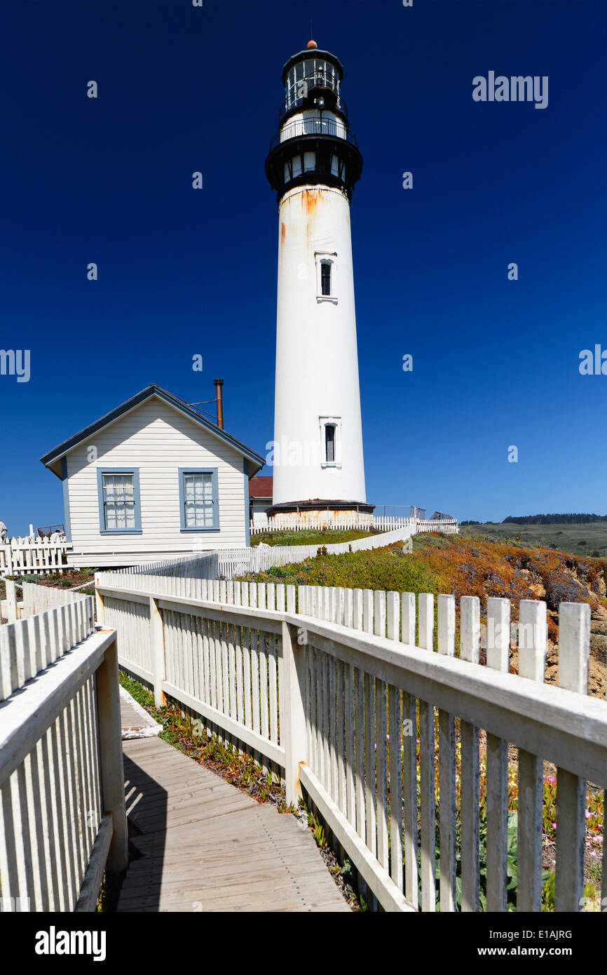Low Angle View of the Pigeon Point Lighthouse avec une clôture, Comté de San Mateo, Californie Banque D'Images
