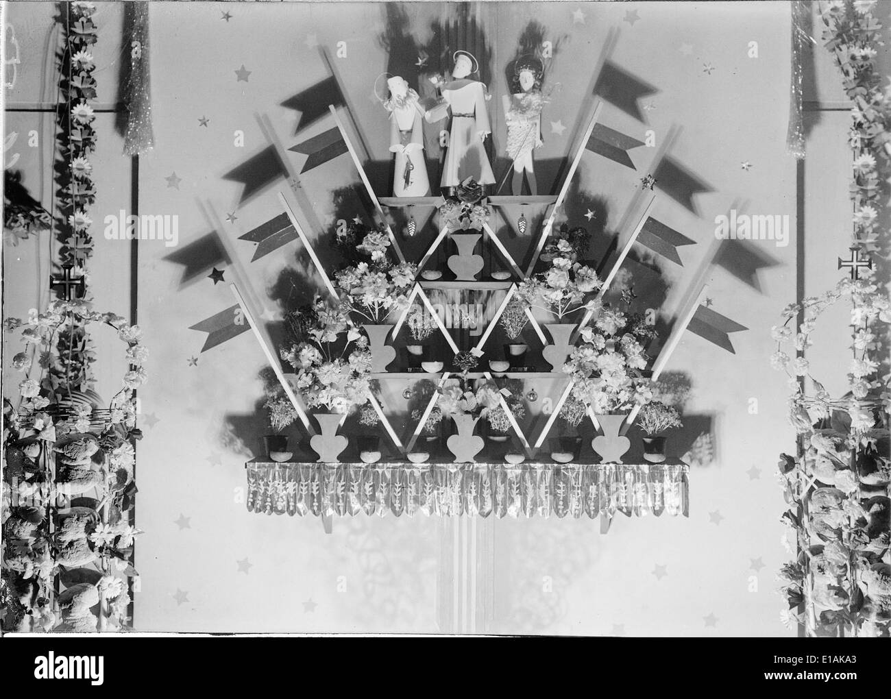 L’exposition internationale Exposição Internacional de Paris (1937) était une exposition universelle organisée à Paris, présentant les réalisations technologiques et culturelles du monde entier, avec une participation importante du Portugal. Banque D'Images L’exposition internationale Exposição Internacional de Paris (1937) était une exposition universelle organisée à Paris, présentant les réalisations technologiques et culturelles du monde entier, avec une participation importante du Portugal. Banque D'Images