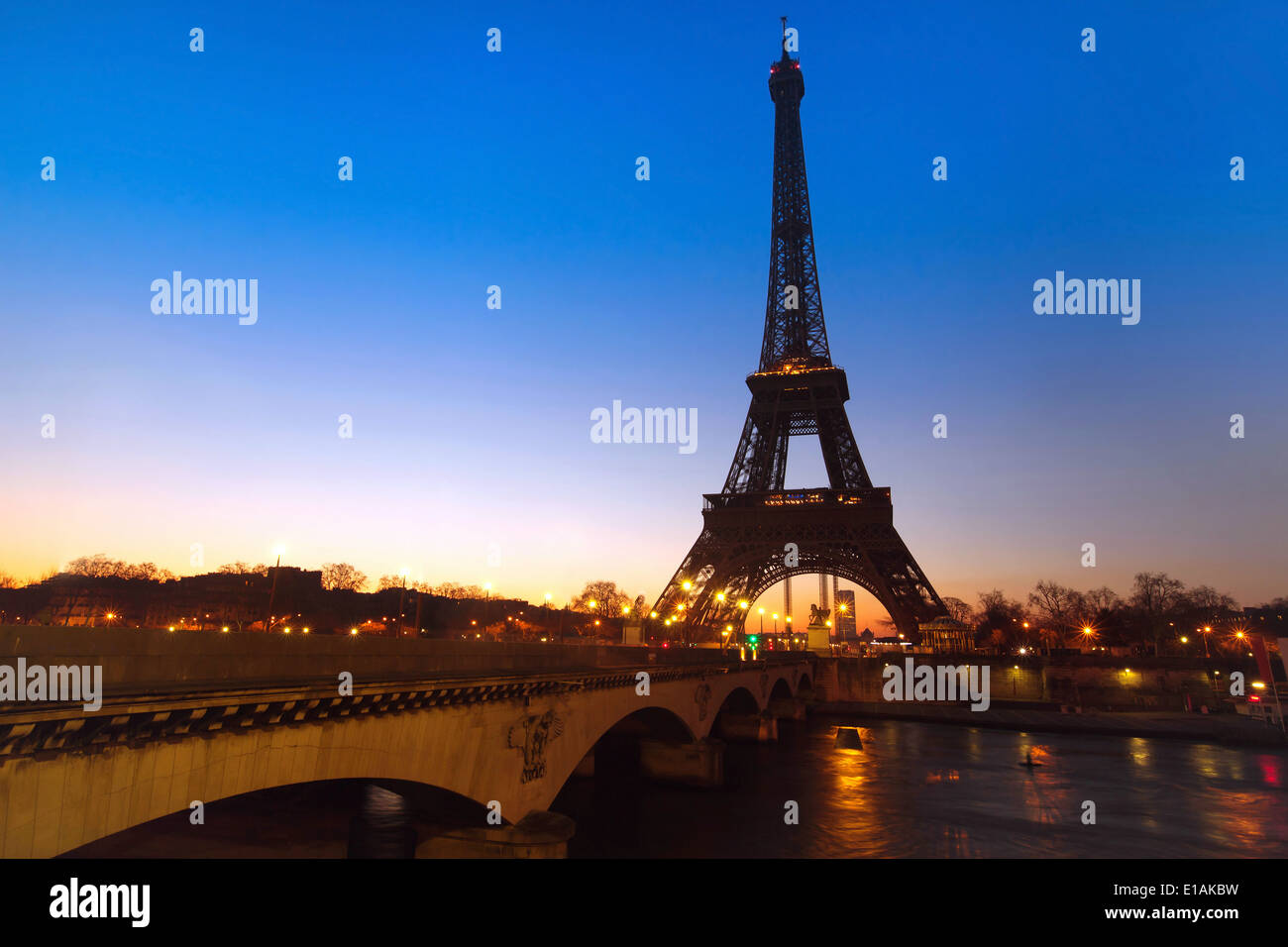 Vue nocturne de pont sur Seine et tour Eiffel, Paris, France Banque D'Images