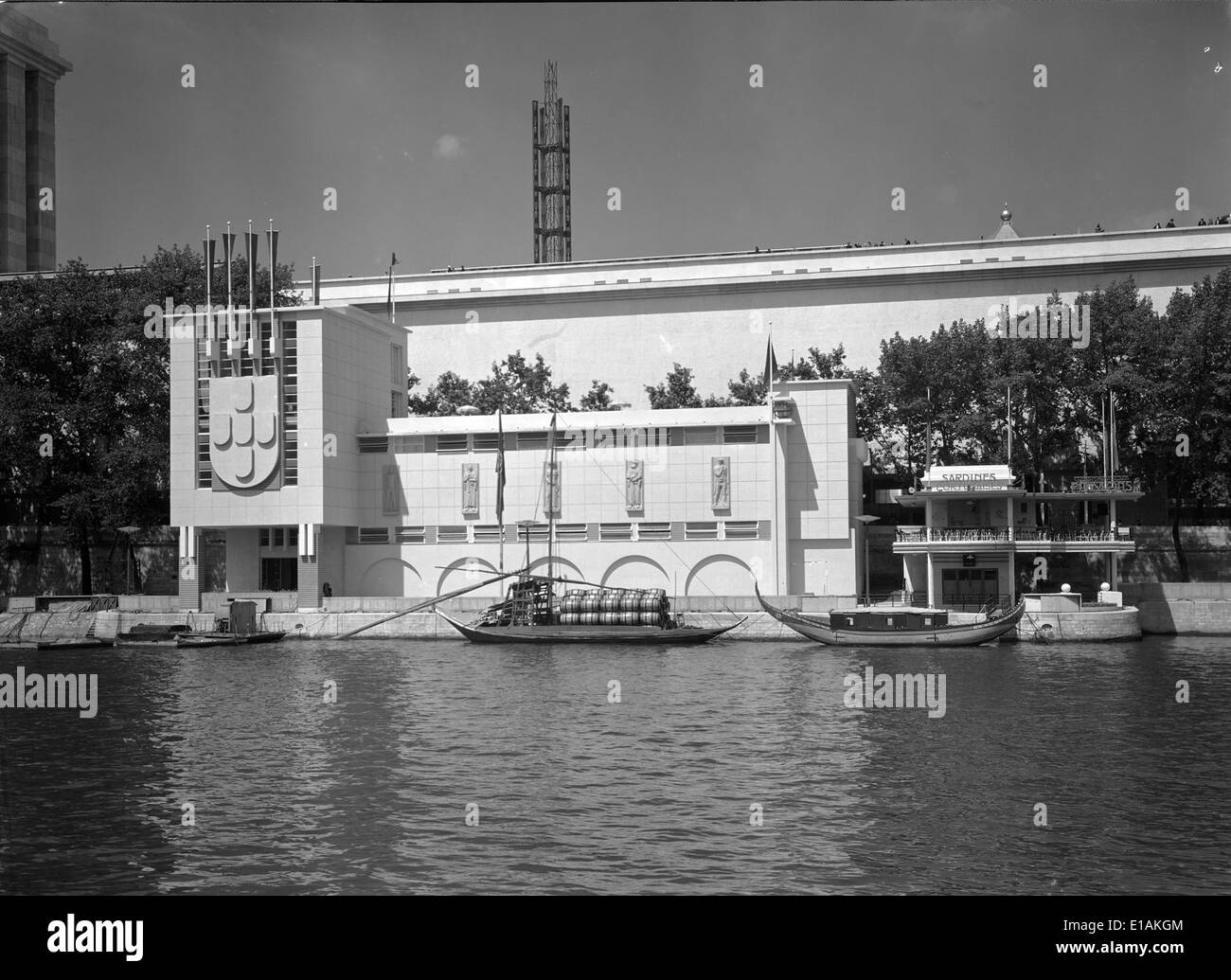 Exposition internationale de Paris, 1937, présentant des œuvres de António Ferro et Keil do Amaral, documentées par Mário Novais. L’événement a mis en lumière les artistes majeurs et les innovations mondiales. Banque D'Images