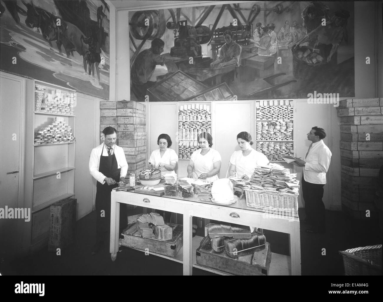 Photographie de l'Exposição Internacional de Paris en 1937, présentant l'exposition mondiale et la participation du Portugal à la mise en valeur de ses réalisations culturelles. Banque D'Images