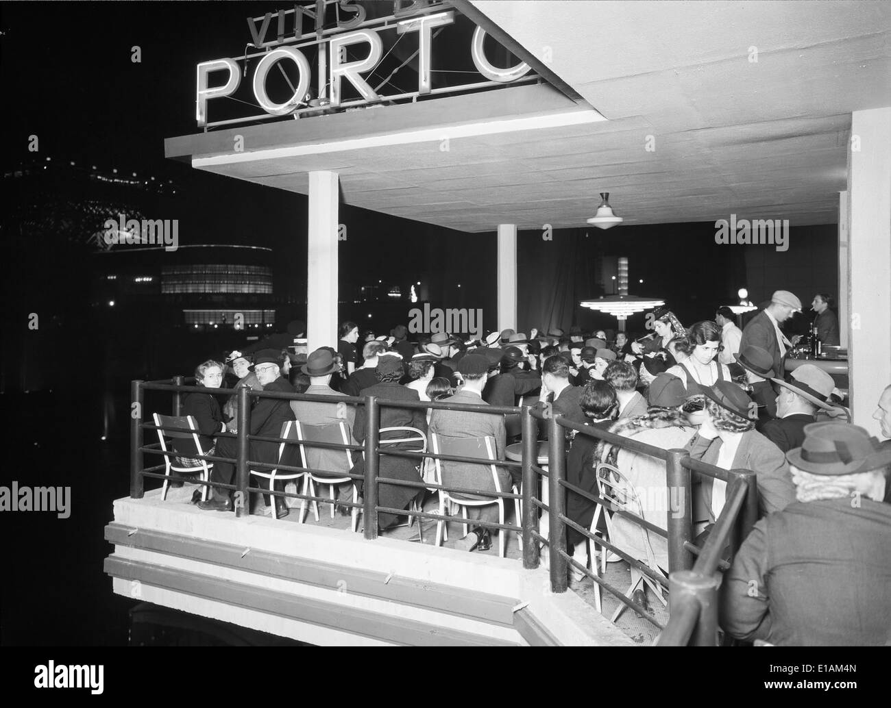 Le Exposição Internacional de Paris de 1937 a été une exposition culturelle et technologique importante, présentant les innovations et les réalisations artistiques des pays du monde entier. Banque D'Images