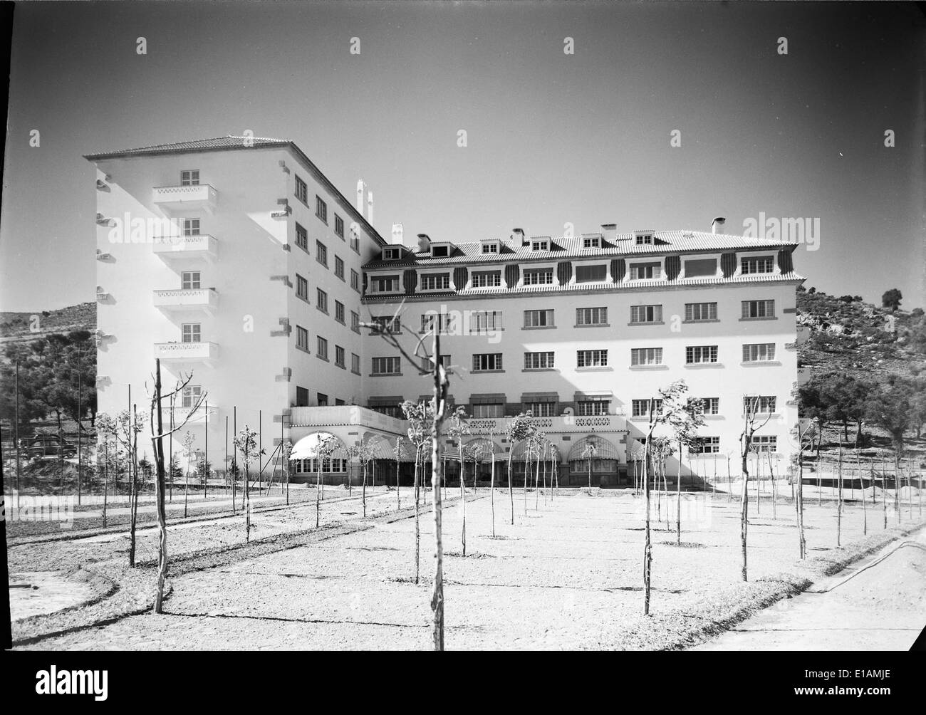 Construit en 1948, l'Hotel Astúria à Monfortinho, au Portugal, est un hôtel historique proposant un hébergement traditionnel. Son architecture et son rôle dans l'industrie hôtelière en font un point de repère clé dans le secteur touristique de la région. Banque D'Images