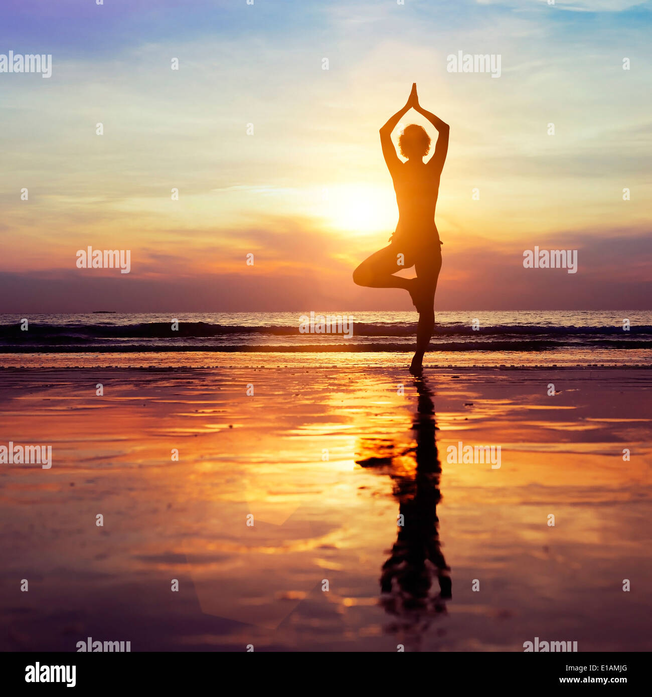 Yoga sur la plage, concept de vie sain Banque D'Images