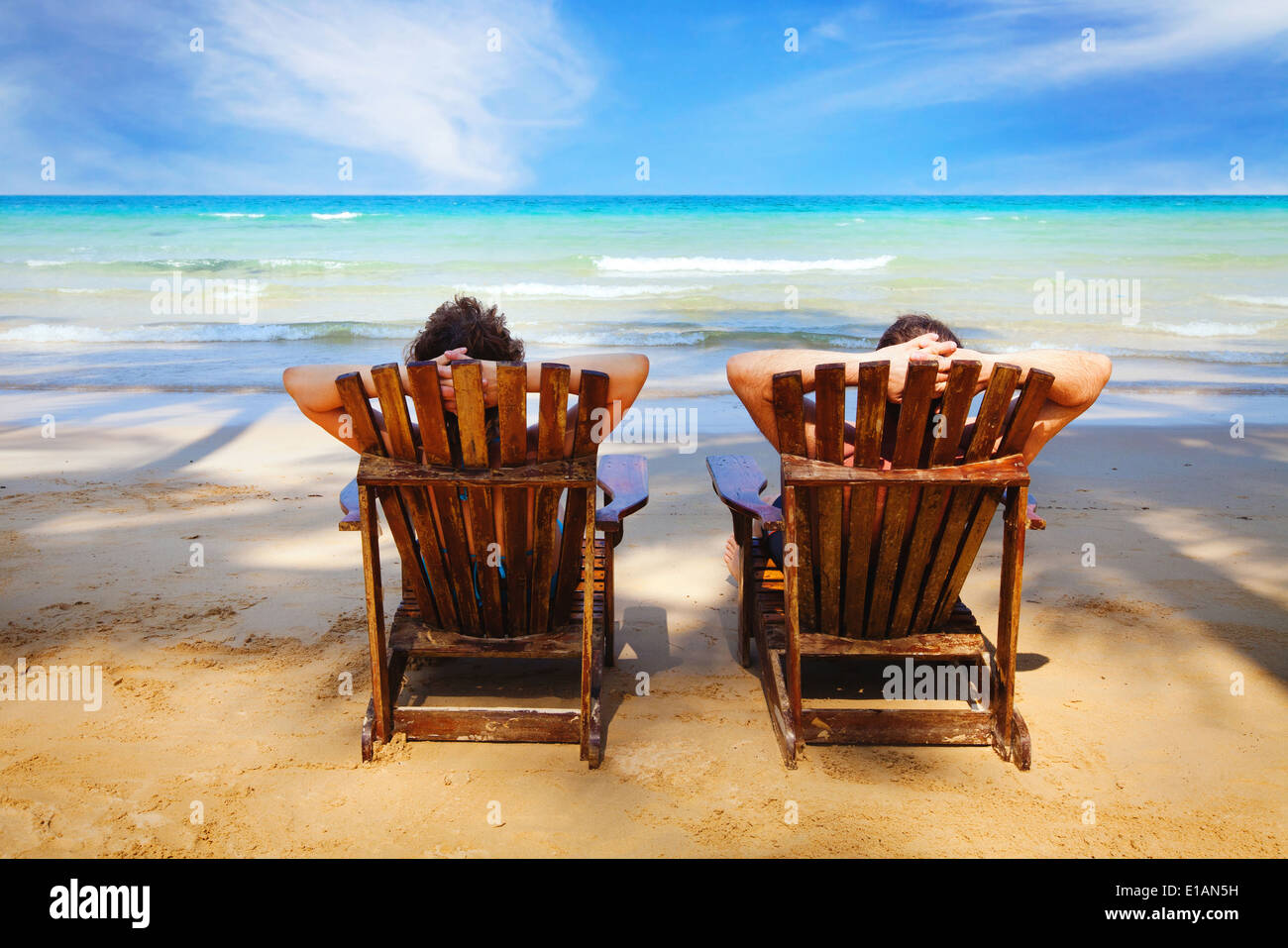 Couple resting on the beach Banque D'Images