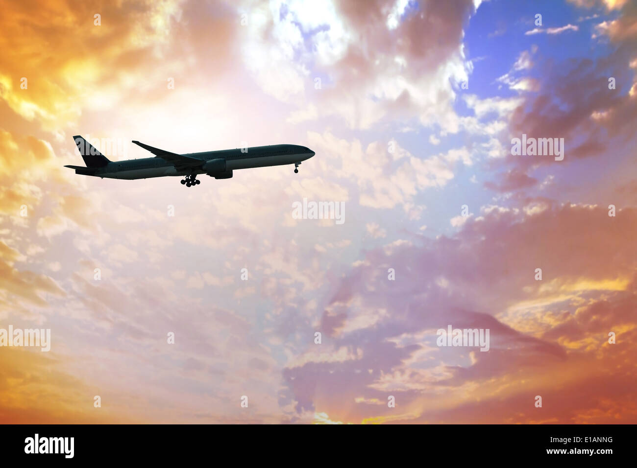 Silhouette d'avion à sunset sky Banque D'Images