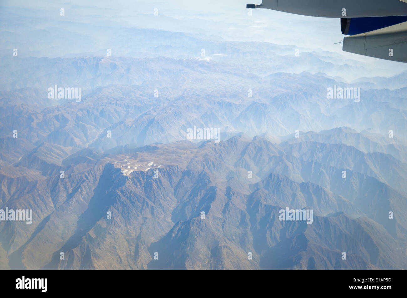 Vue aérienne des montagnes brumeuses - veuillez cliquer ici pour plus de détails Banque D'Images