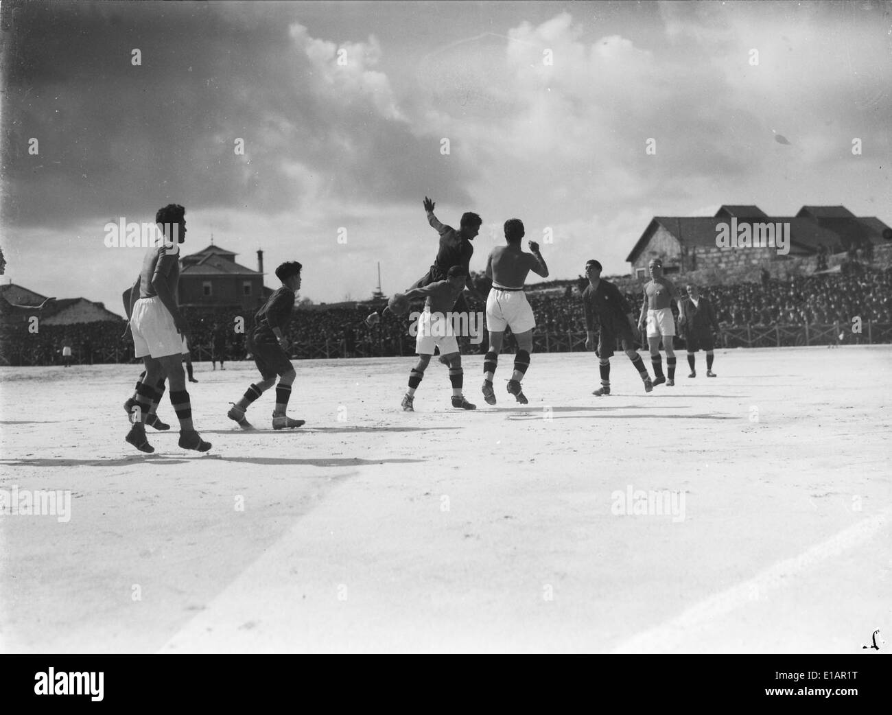 En 1928, le match de football entre le Portugal et l'Italie à Porto a marqué un événement important dans l'histoire du football portugais. Ce jeu représente la popularité croissante du football au Portugal et l'échange sportif international entre les deux pays. Banque D'Images
