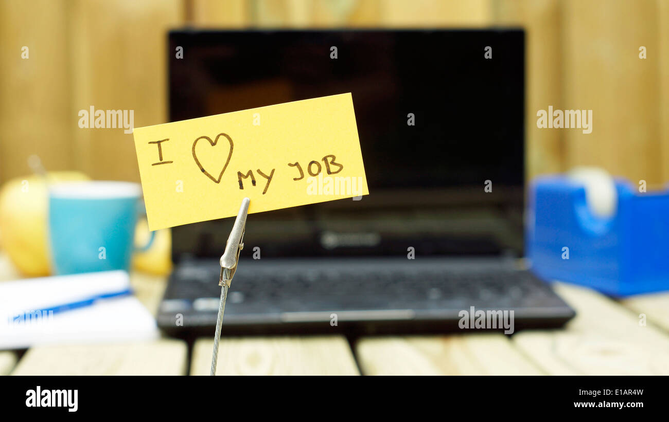 J'aime mon travail écrit sur une note au bureau Banque D'Images
