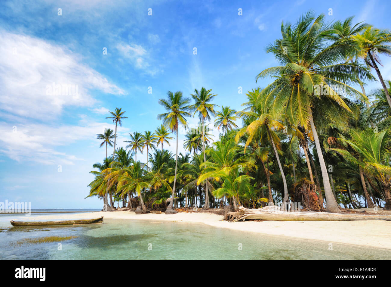 Bateau, pirogue plage déserte avec des palmiers sur une île tropicale, Cayos Chichime Cays Chichime,, îles San Blas, Panama Banque D'Images