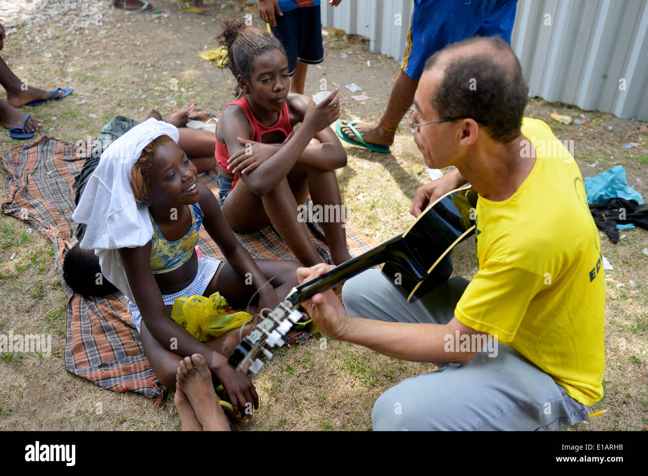Travailleur social, musicien, les enfants des rues donnant des leçons de guitare et chant avec eux à la gare Central do Brasil Banque D'Images
