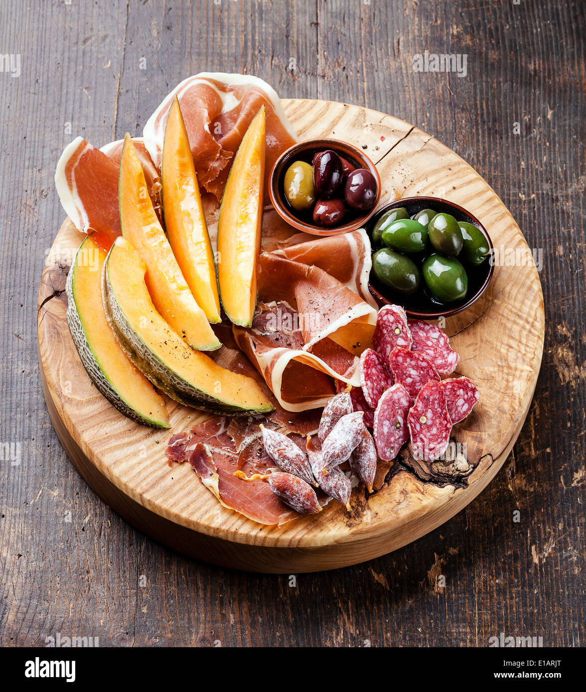 L'antipasto snack-jambon, melon et d'olives sur fond de bois Banque D'Images