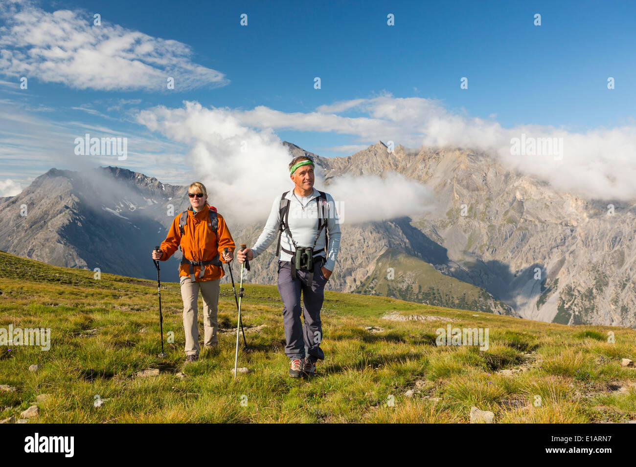 Randonneurs sur le col de Murter à 2545 m, la transition de la vallée du Val Cluozza à la vallée du Val dal Spöl, Parc national suisse Banque D'Images