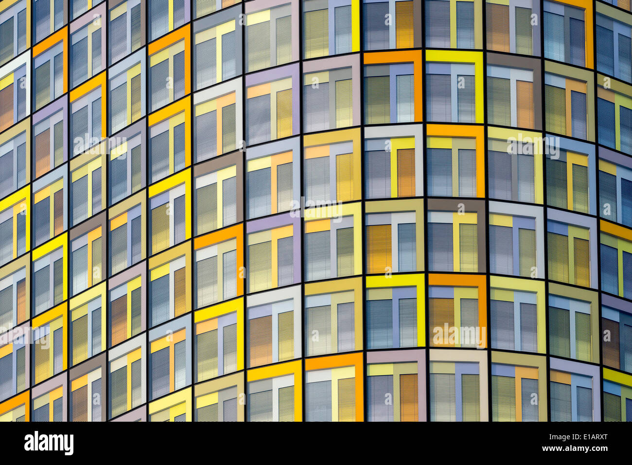 Windows jaune du siège de l'ADAC, Munich, Bavière, Allemagne Banque D'Images