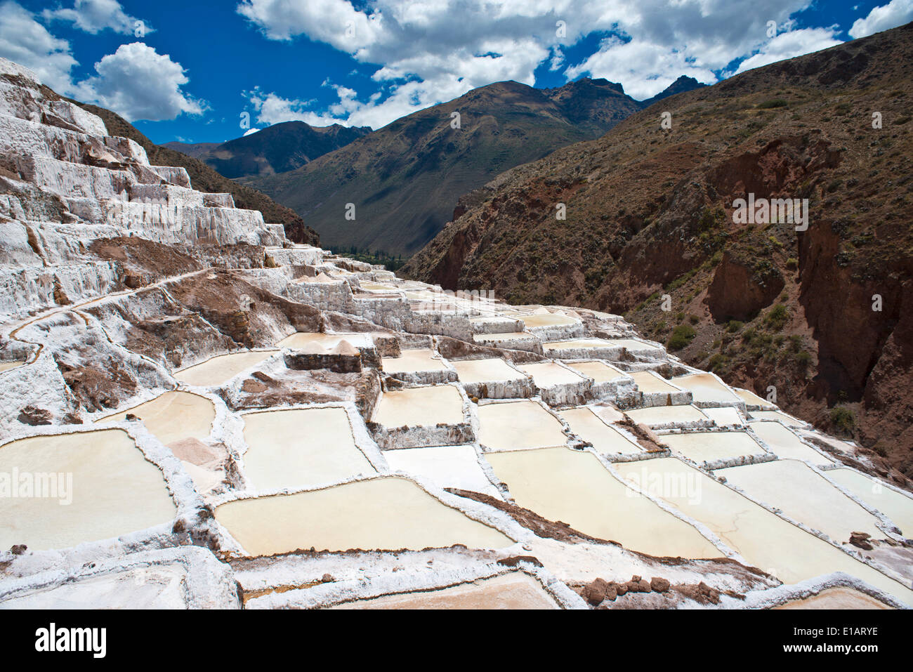 Salines sur un flanc, Salinas de Maras salines, créé par les Incas et toujours en exploitation, Pichingote, région de Cuzco Banque D'Images