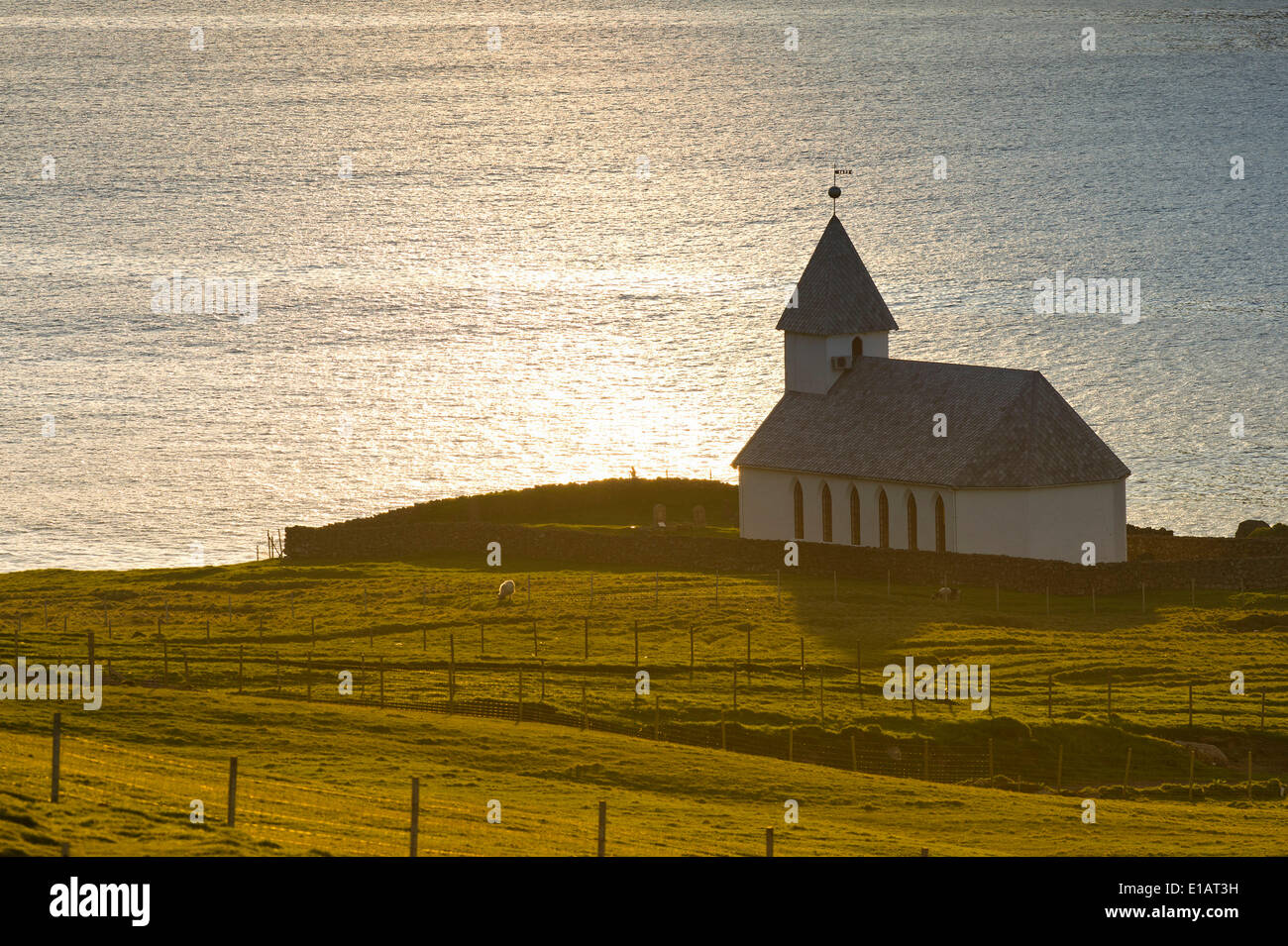 L'église par la mer, Viðareiði, Viðoy, îles Féroé, Danemark Banque D'Images
