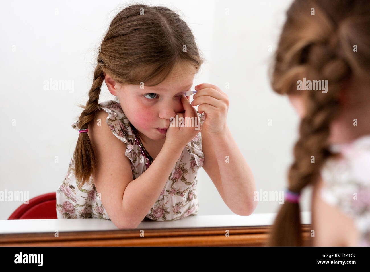 6 ans, fille de mettre sur eye make up Banque D'Images