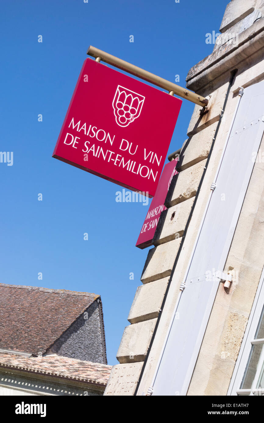 France, Aquitaine, Bordeaux, Saint-Emilion. La Maison du Vin : 250 châteaux sont représentés, c'est aussi une boutique de vins et de l'école Banque D'Images