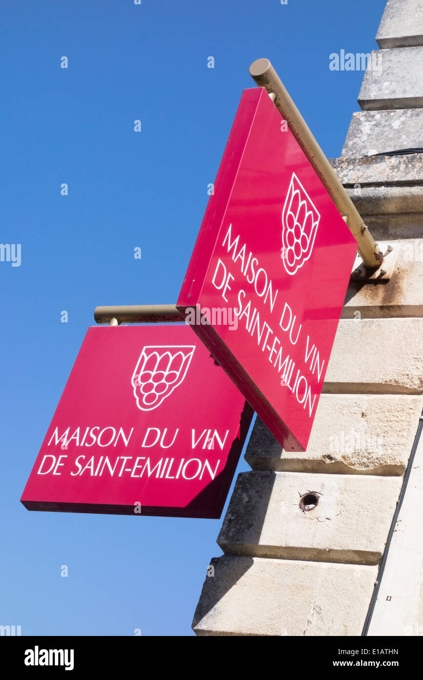 France, Aquitaine, Bordeaux, Saint-Emilion. La Maison du Vin : 250 châteaux sont représentés, c'est aussi une boutique de vins et de l'école Banque D'Images
