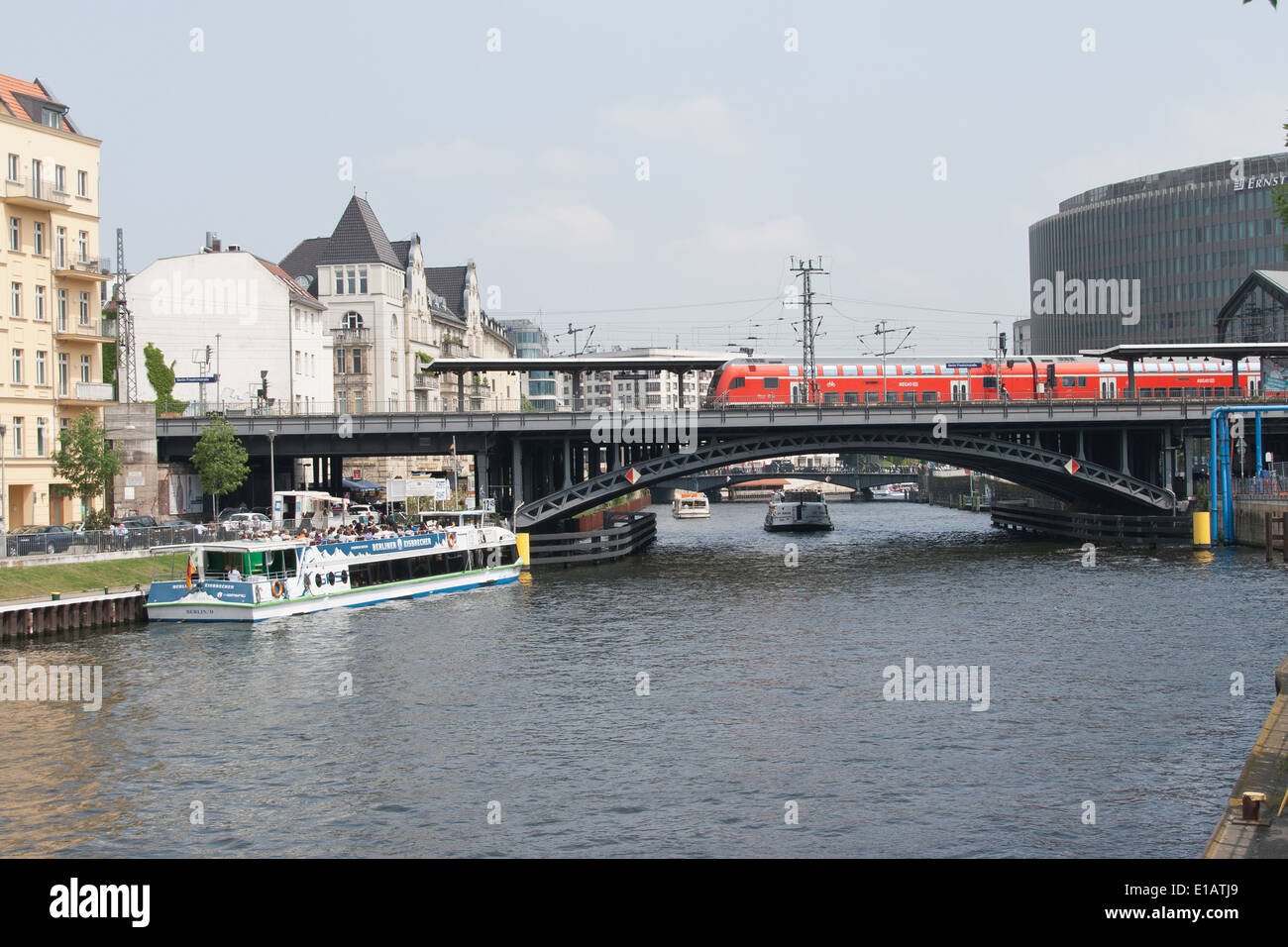 Un bateau de plaisance sur la rivière Spree, Berlin, Allemagne Mai 2014 à la Friedrichstrasse Banque D'Images