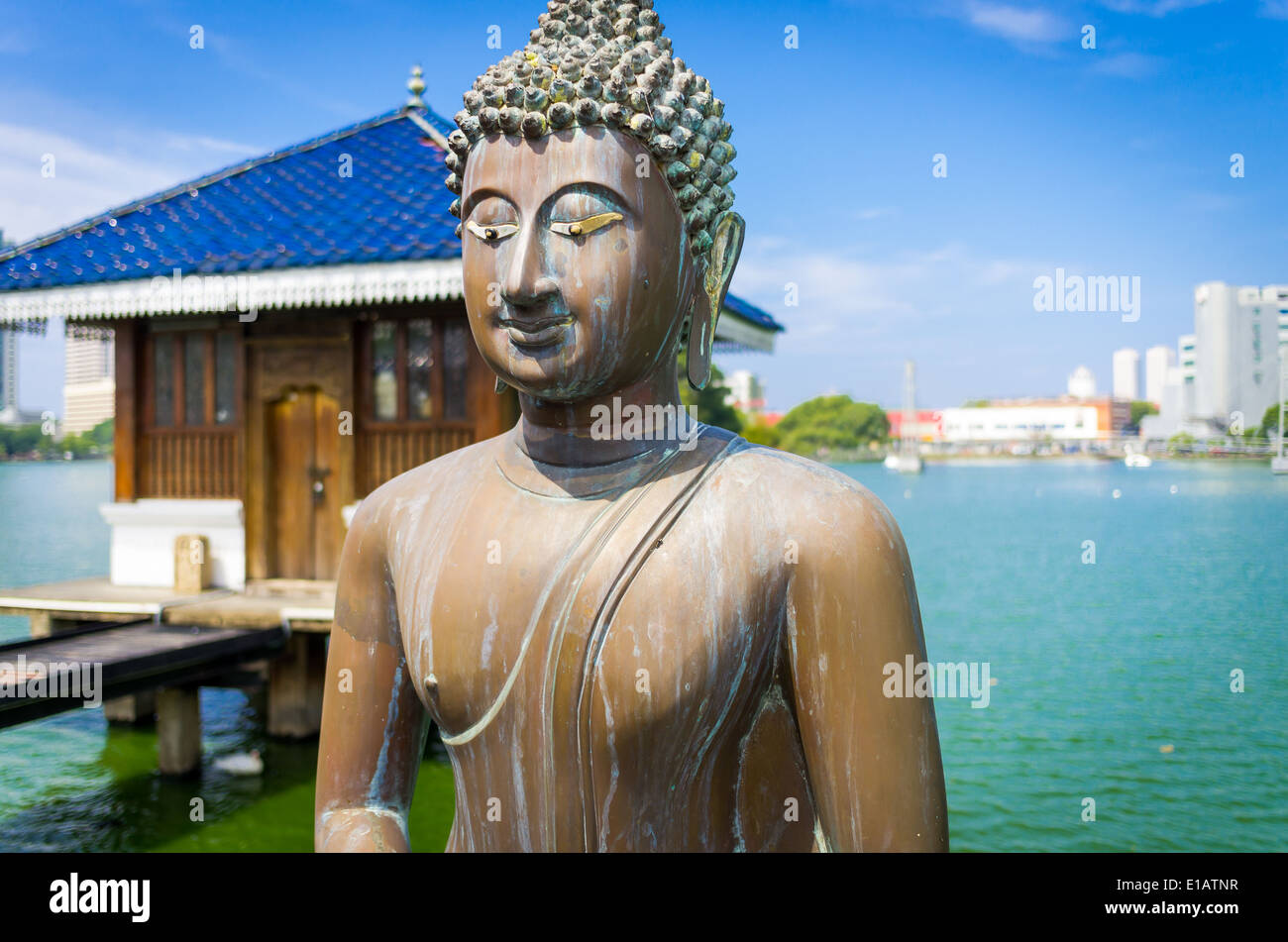 Statue de Bouddha dans le temple bouddhiste de Gangarama, Sri Lanka Banque D'Images