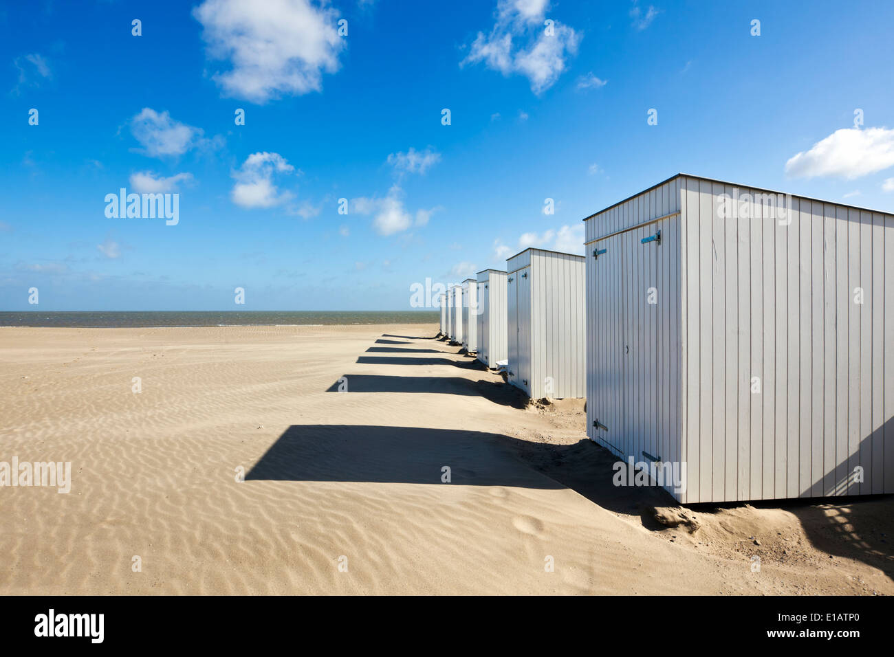 La côte de la mer du Nord belge, cabines de plage fermée à Knokke-Heist Banque D'Images