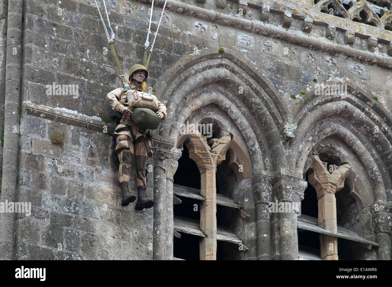 SteMèreEglise, modèle de Soldat John Steele dont le parachute s'est