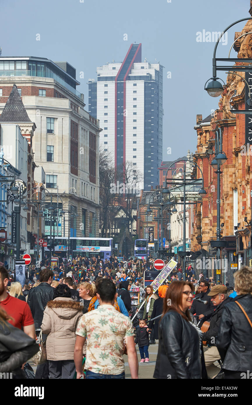 Briggate, centre-ville de Leeds un secteur de vente au détail sur un samedi après-midi, West Yorkshire, dans le Nord de l'Angleterre UK Banque D'Images