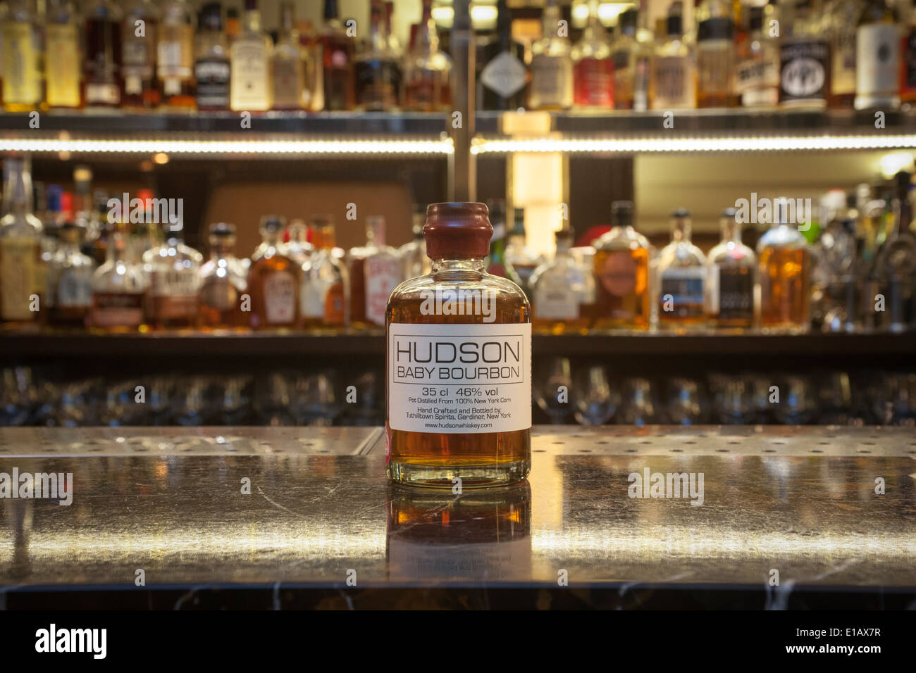 Bouteille de whisky d'Hudson sur un bar Banque D'Images