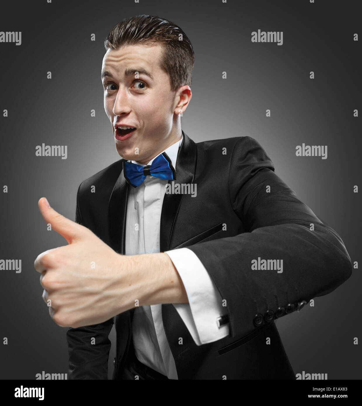 Un jeune homme dans un nœud papillon showing Thumbs up. OK S'identifier. Banque D'Images