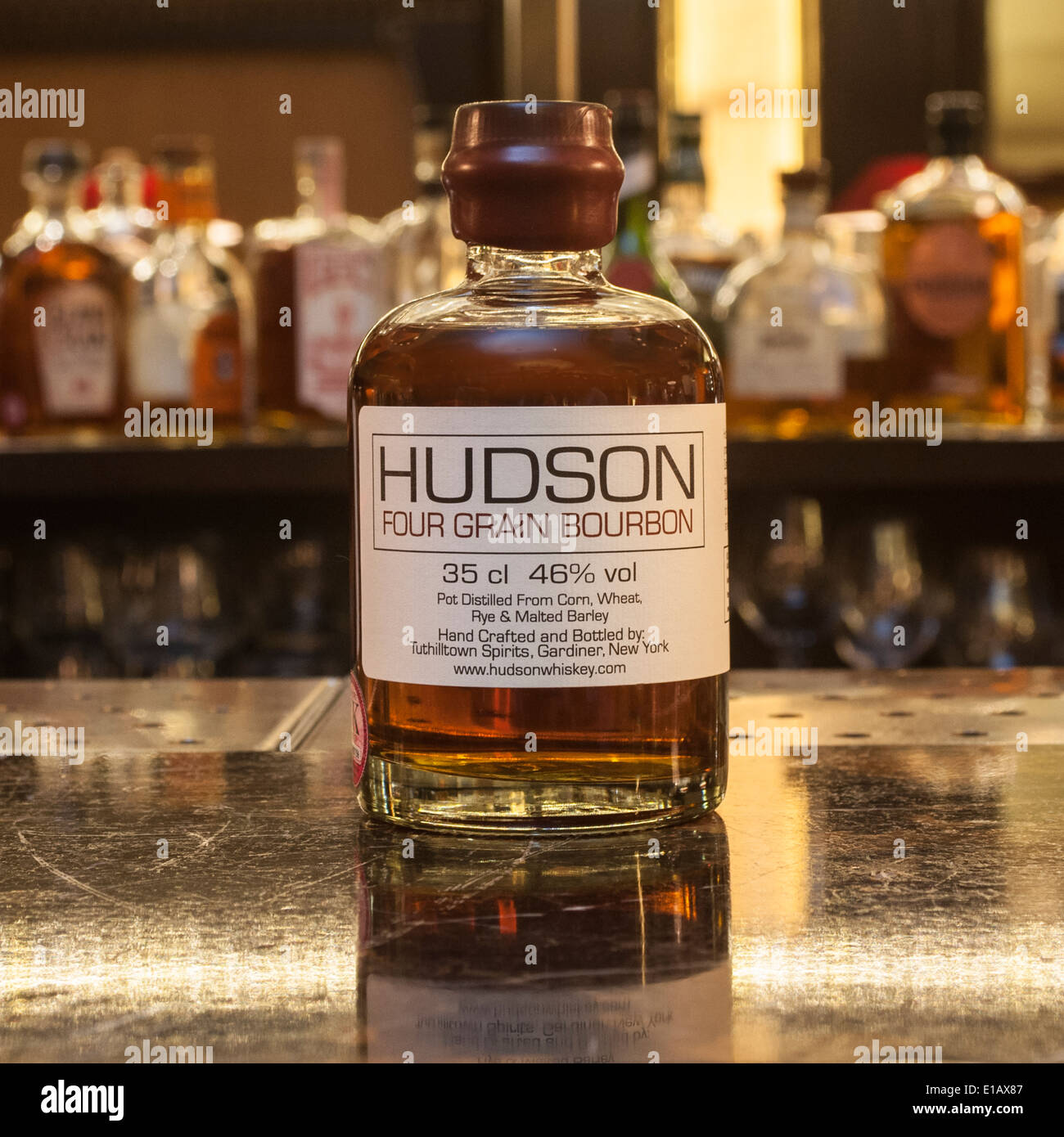 Bouteille de whisky d'Hudson sur un bar Banque D'Images