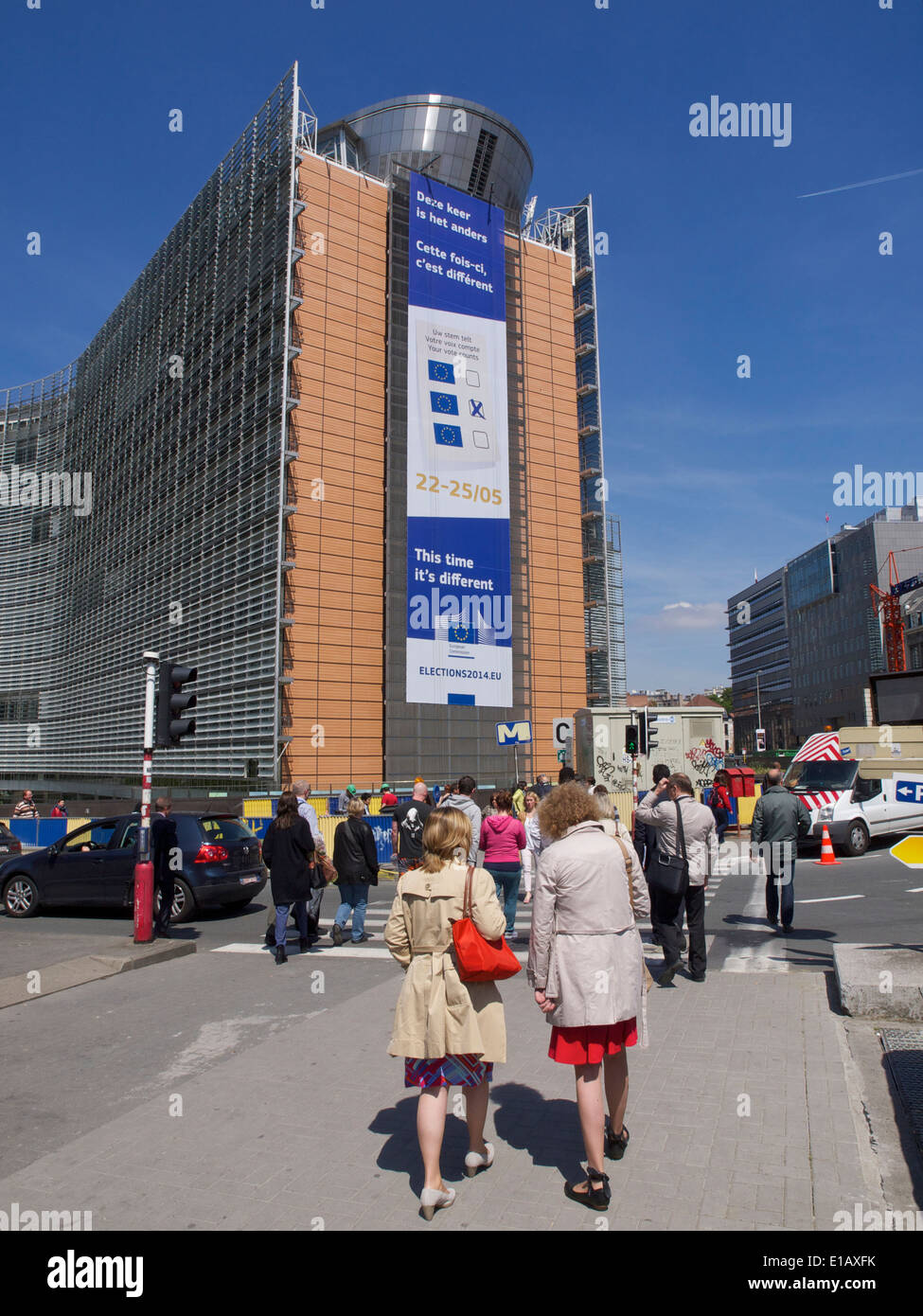 Commission européenne du Berlaymont à Bruxelles, Belgique avec beaucoup de gens Banque D'Images