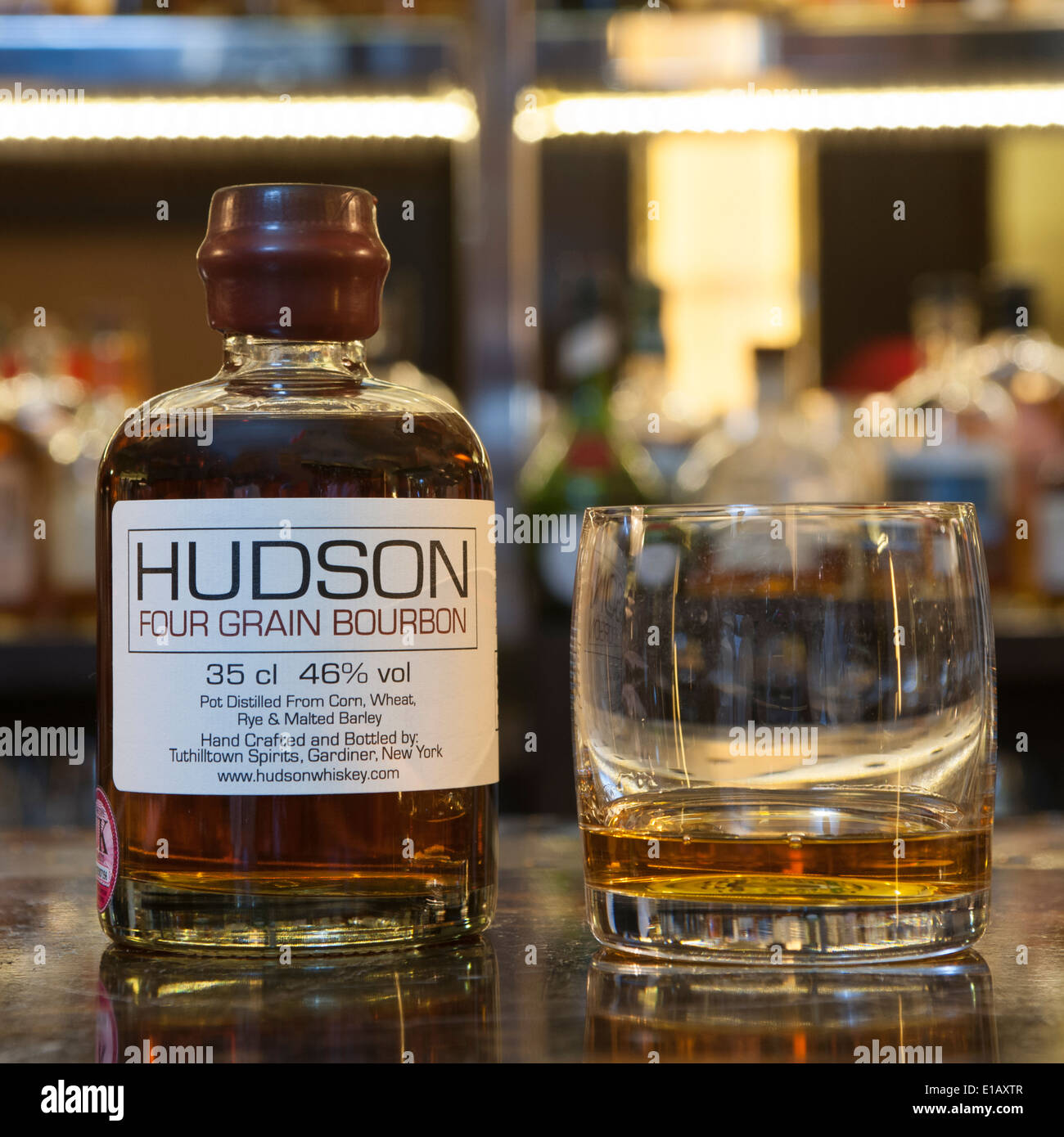 Bouteille de whisky Bourbon Hudson sur un bar avec un verre Banque D'Images