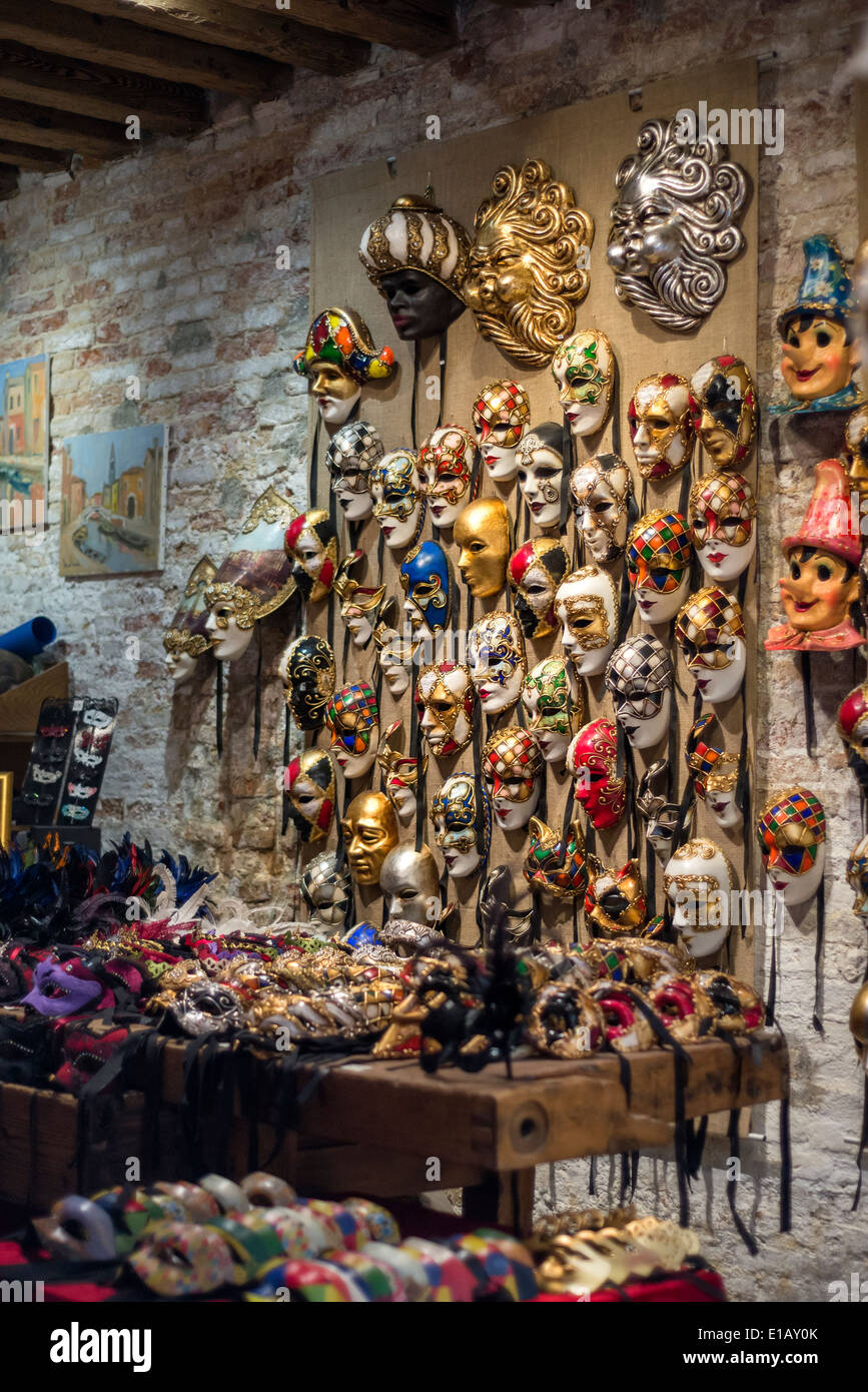 Masque de Venise typique dans un magasin Banque D'Images