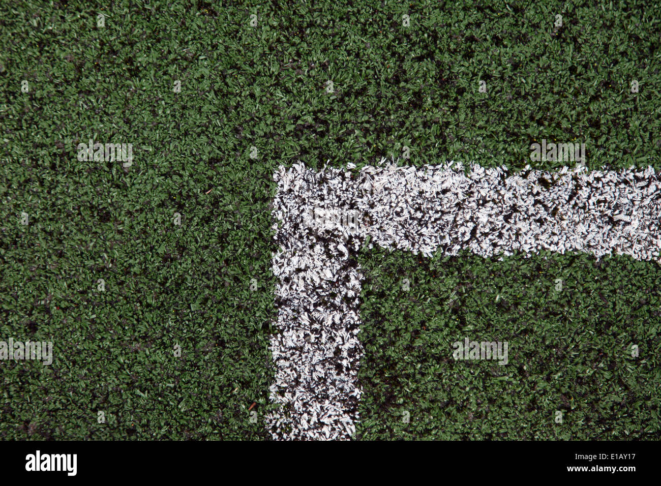 C'est une photo de lignes blanches qui sont peintes sur la pelouse synthétique dans un court de tennis. C'est un close-up vue d'en haut Banque D'Images