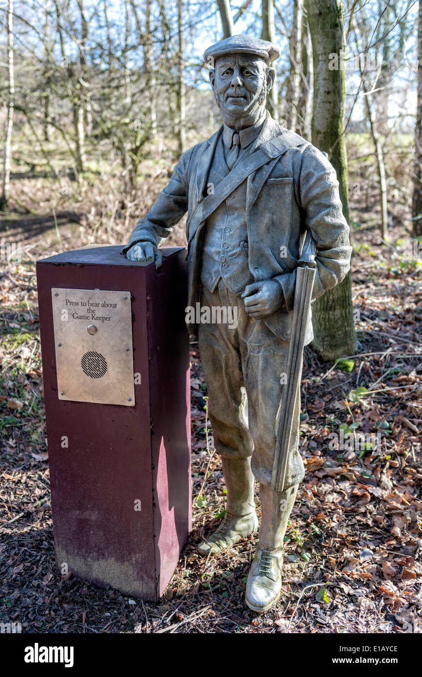 Une statue de la 'Game keeper' dans les bois à pied à Danby Lodge Banque D'Images