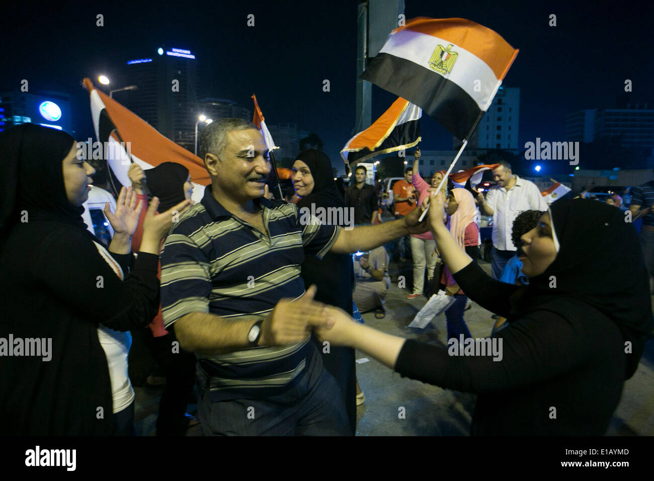 Le Caire, Égypte. 28 mai, 2014. Danse égyptiens pendant un rassemblement pour célébrer la victoire d'Abdel Fattah al-Sisi à l'élection présidentielle à la place Tahrir au Caire, Égypte, 28 mai 2014. Sondage initial count le mercredi a montré que l'ancien chef militaire Abdel Fattah al-Sisi obtiendrait une victoire écrasante aux élections présidentielles non seulement. Credit : Cui Xinyu/Xinhua/Alamy Live News Banque D'Images