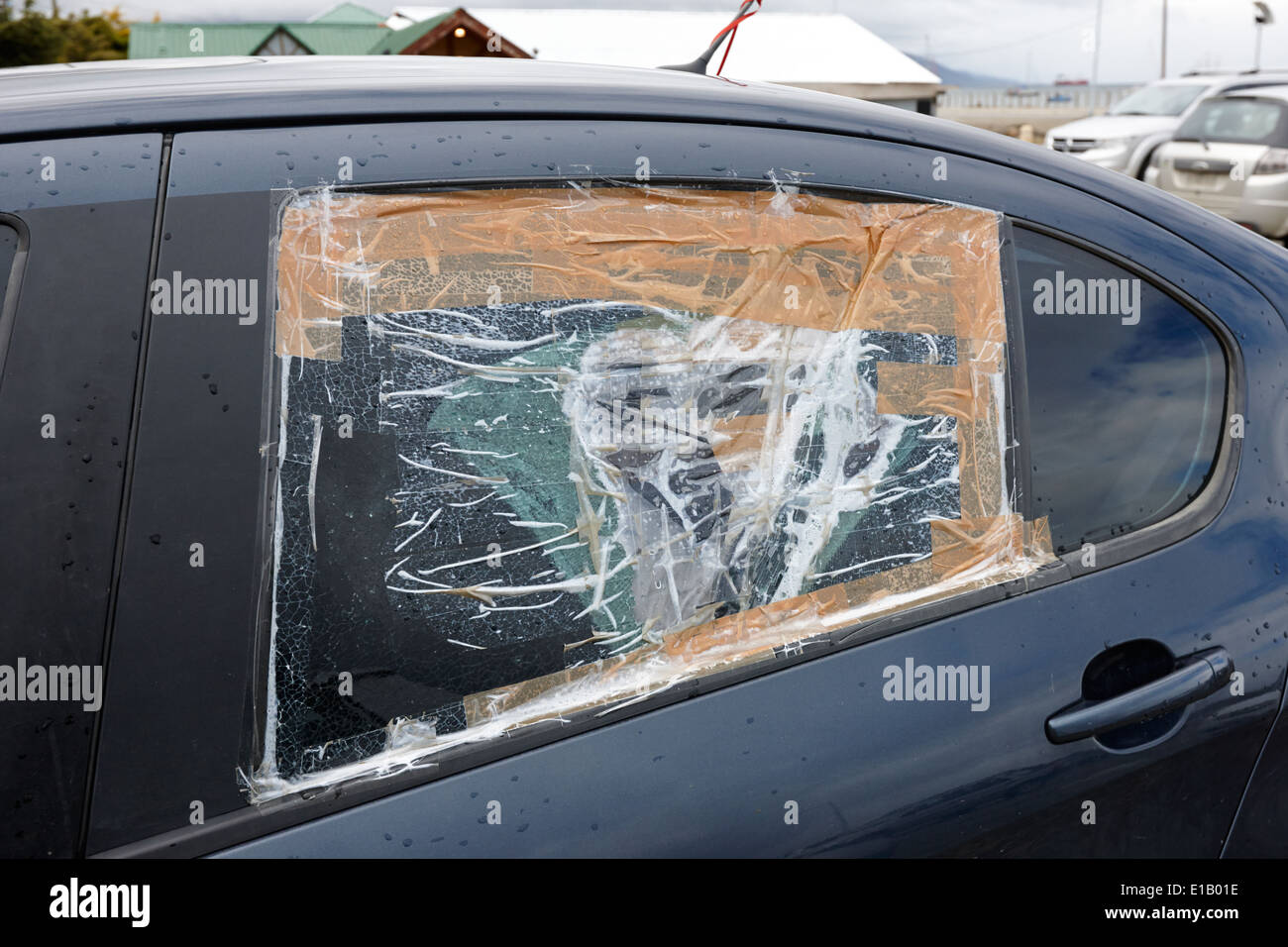 Brisé la vitre de porte de voiture arrière cassée enregistré comme une  réparation temporaire Ushuaia Argentine Photo Stock - Alamy