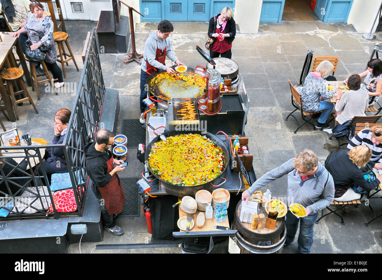 Blocage de la paella dans la construction du marché de Covent Garden, London, England, UK Banque D'Images
