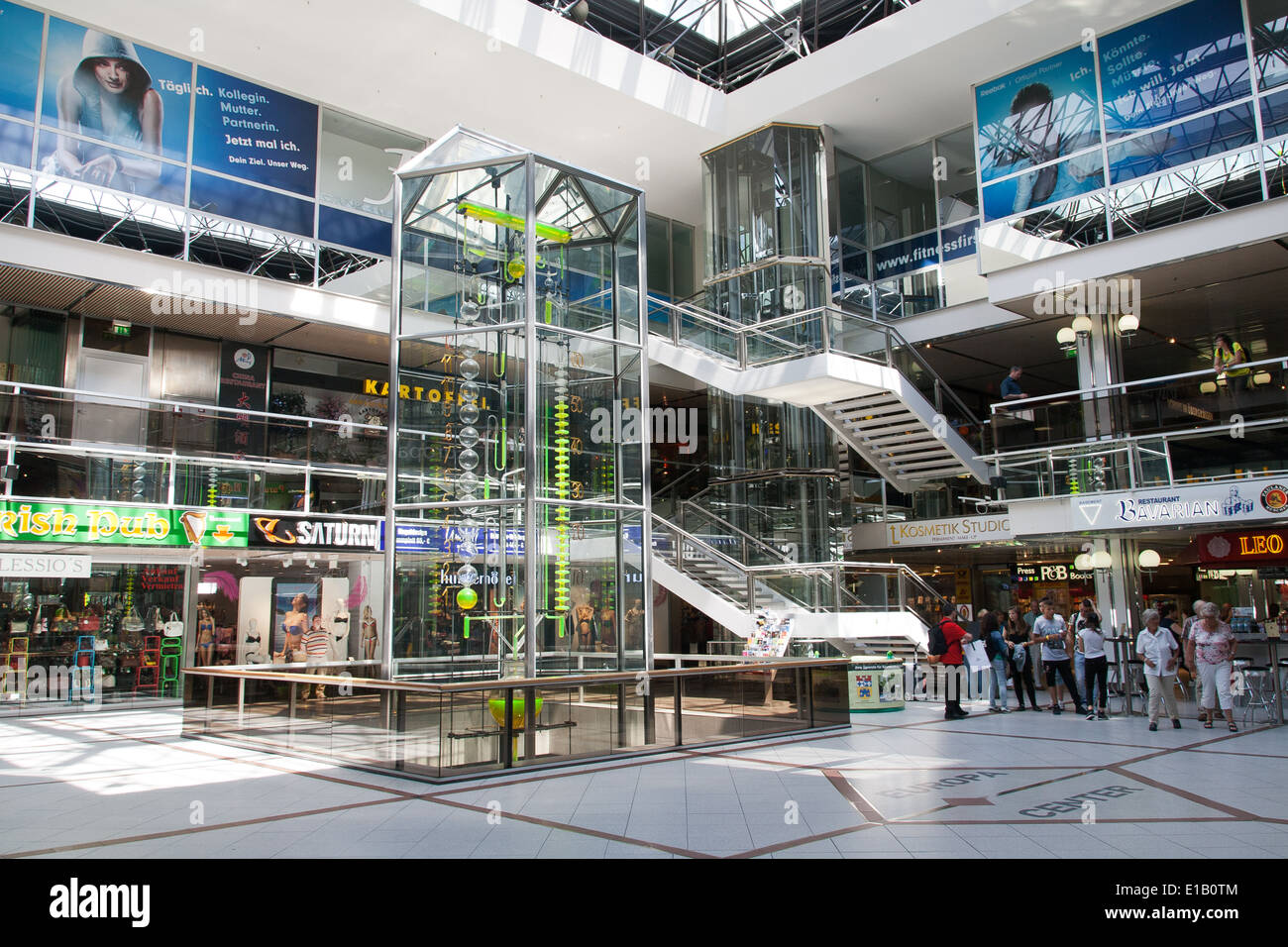 L'horloge à eau à l'intérieur de l'Europa-Center complexe sur la Breitscheidplatz à Berlin Banque D'Images