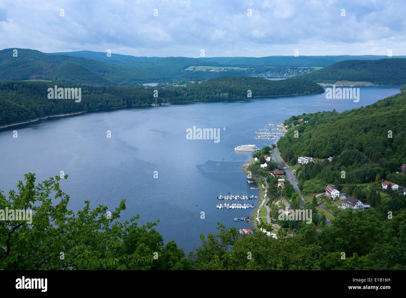 Vue sur le lac Edersee, Hesse, Germany, Europe Banque D'Images