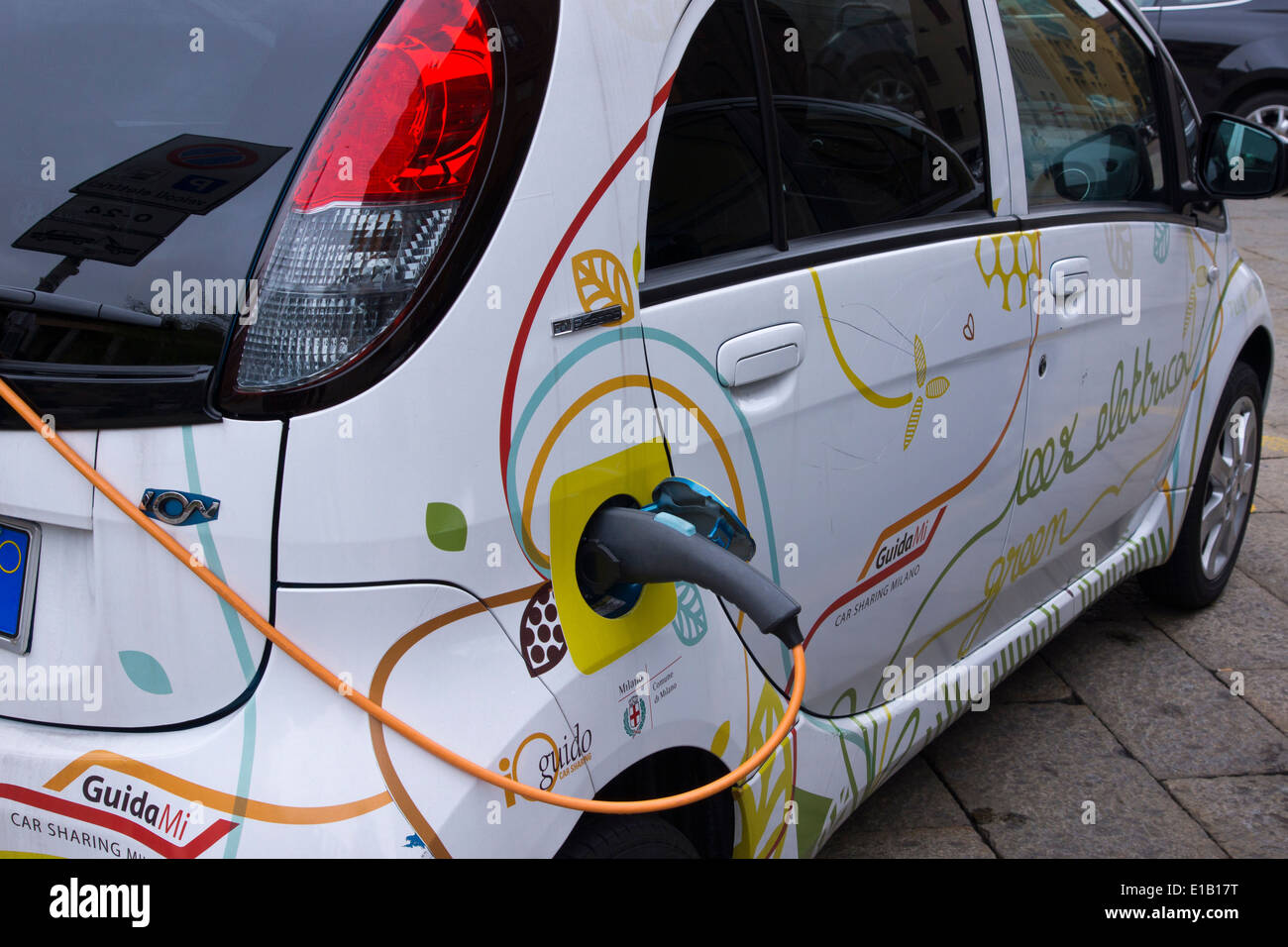 Remplissage d'un e-voiture, Milan, Italie, Europe Banque D'Images