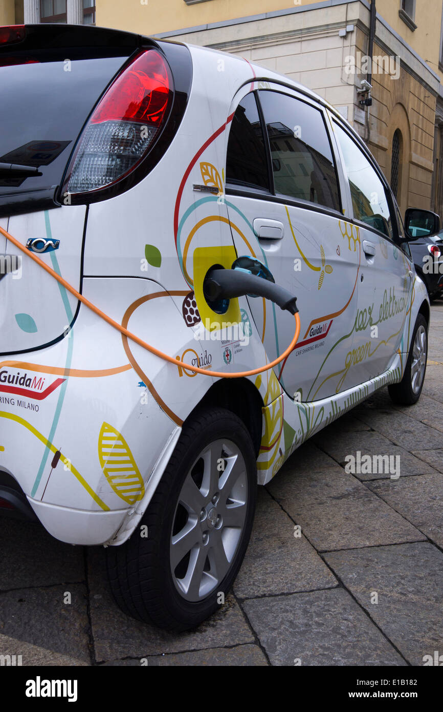 Remplissage d'un e-voiture, Milan, Italie, Europe Banque D'Images
