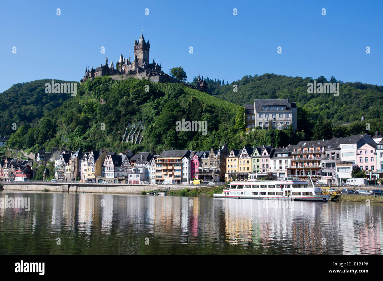 Vue sur Moselle à Cochem ville avec château reichsburg dans la lumière du matin, Rhénanie-Palatinat, Allemagne, Europe Banque D'Images