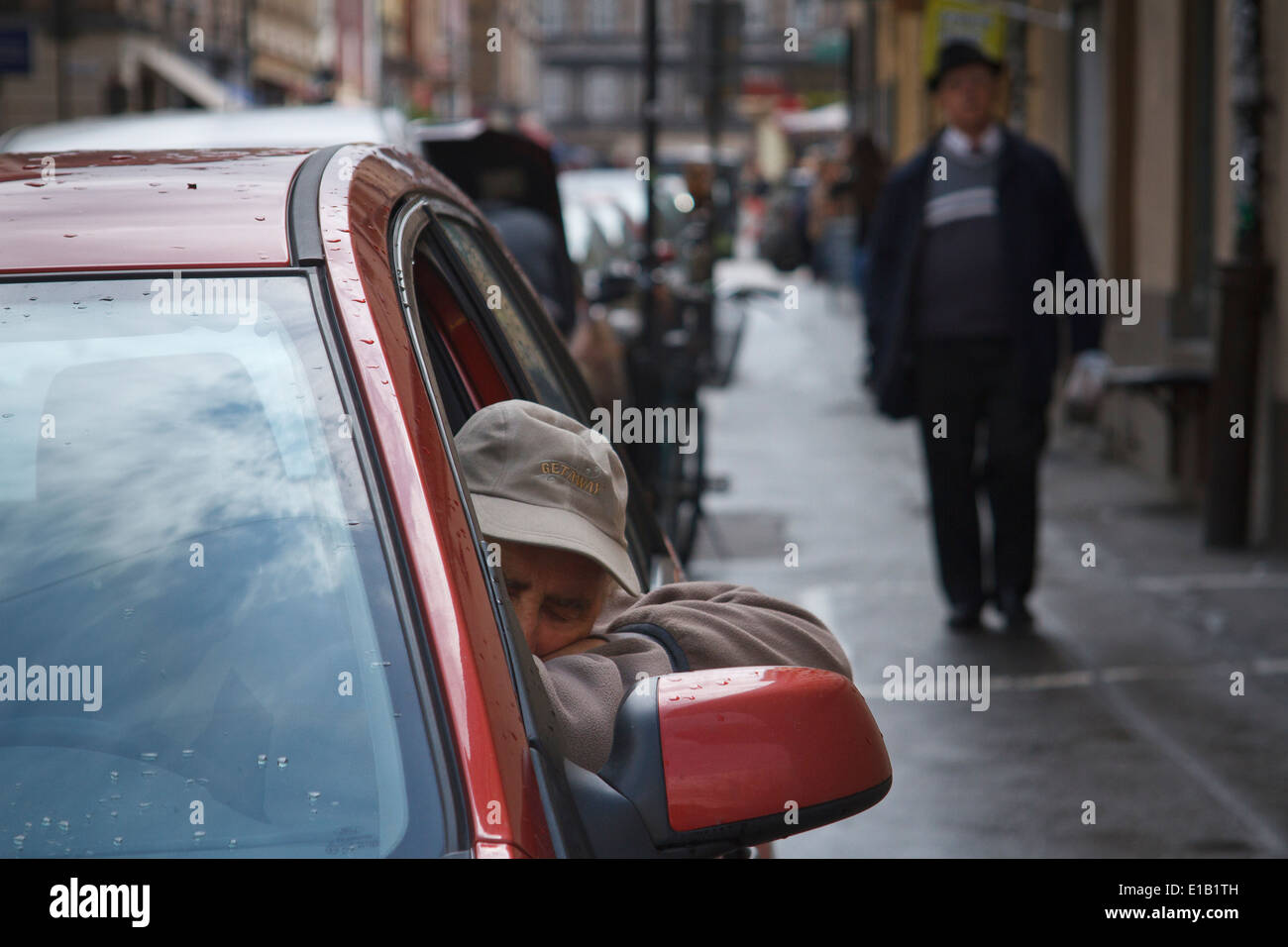 Chauffeur de dormir dans sa voiture. Banque D'Images