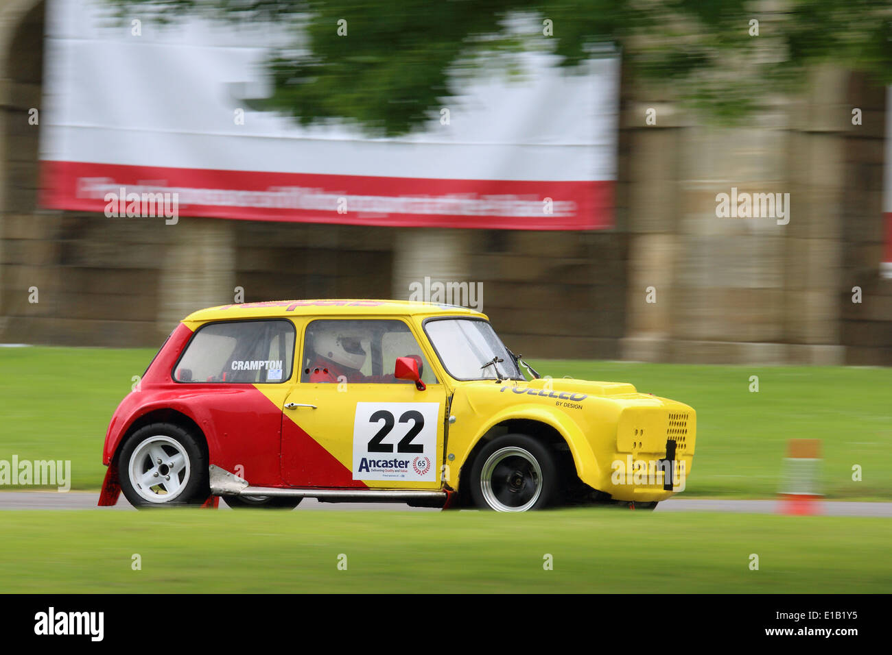 Une voiture est en concurrence dans le sport automobile au Palais Crystal Palace Park au sprint. Banque D'Images