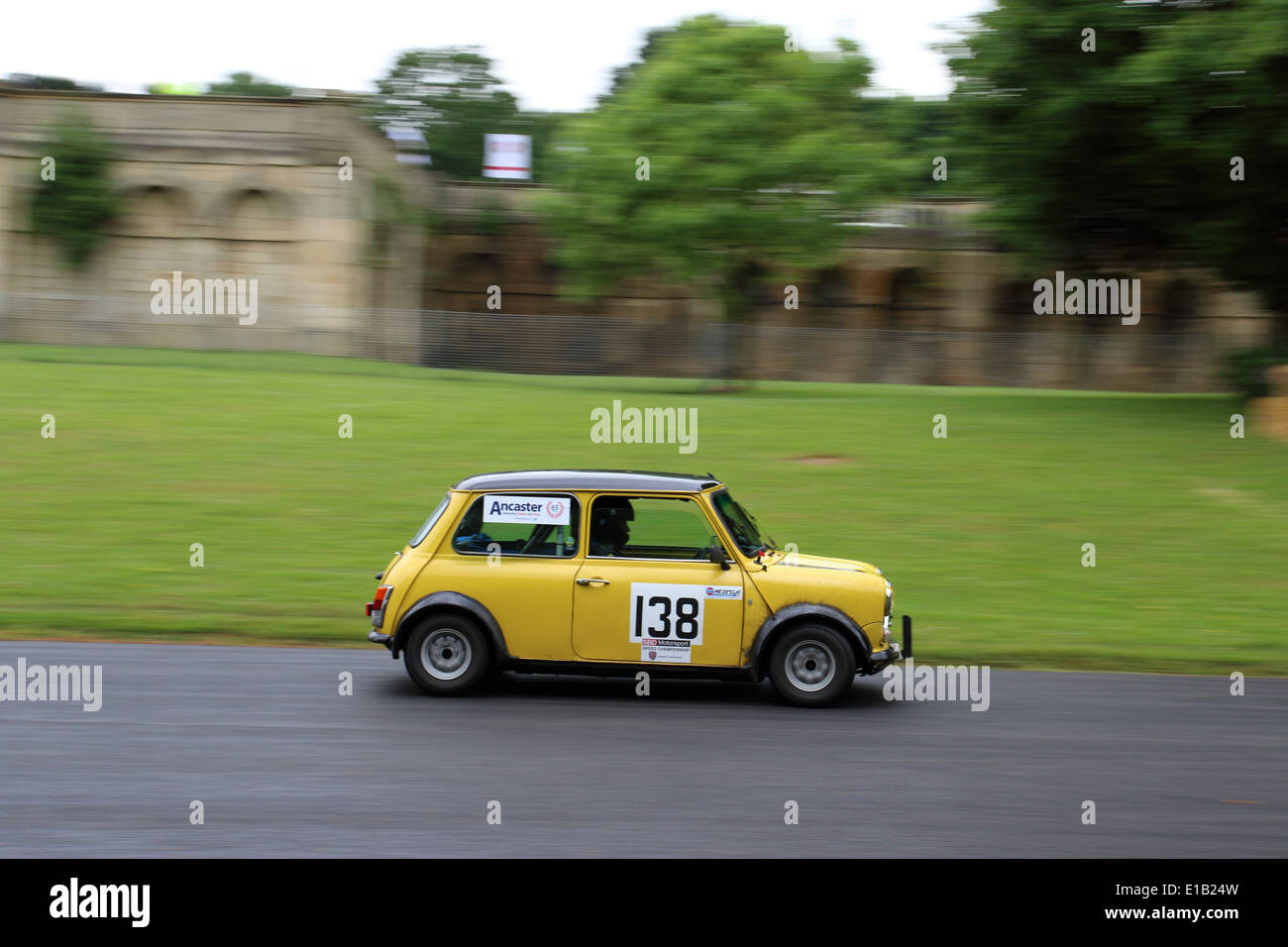 Une voiture est en concurrence dans le sport automobile au Palais Crystal Palace Park au sprint. Banque D'Images