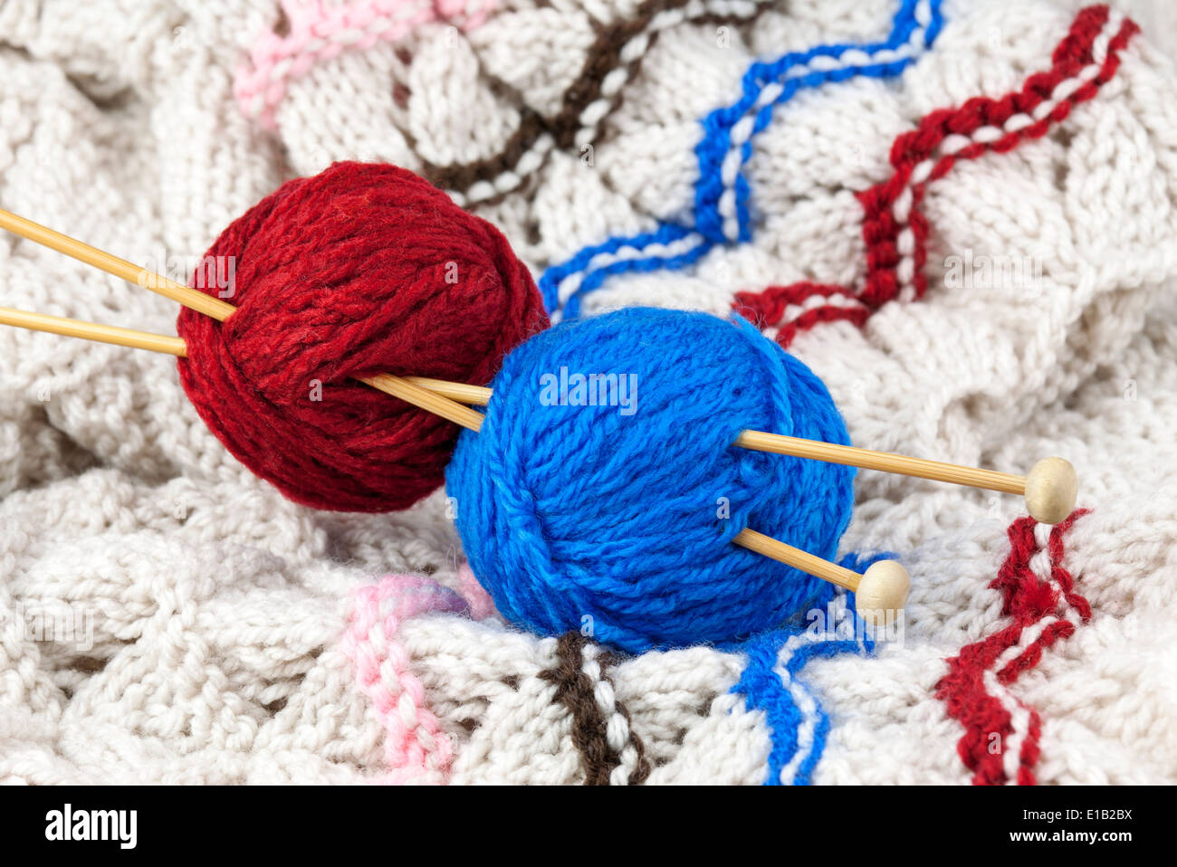 Les fils rouge et bleu avec aiguille à tricoter Banque D'Images