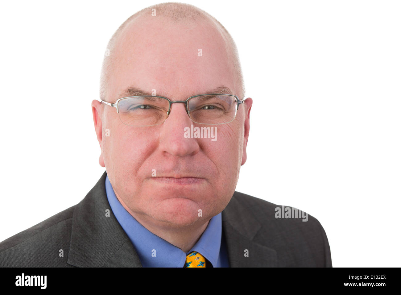 Portrait d'une colère vindicative Caucasian middle-aged bald businessman wearing glasses costume formel looking at camera Banque D'Images