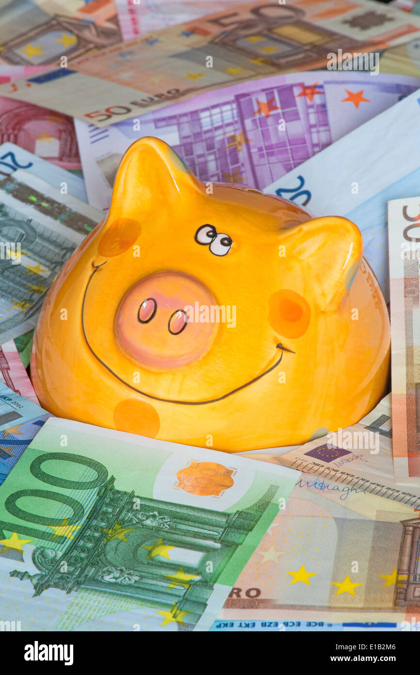 Billets en euro avec une tirelire montrant Dr Banque D'Images